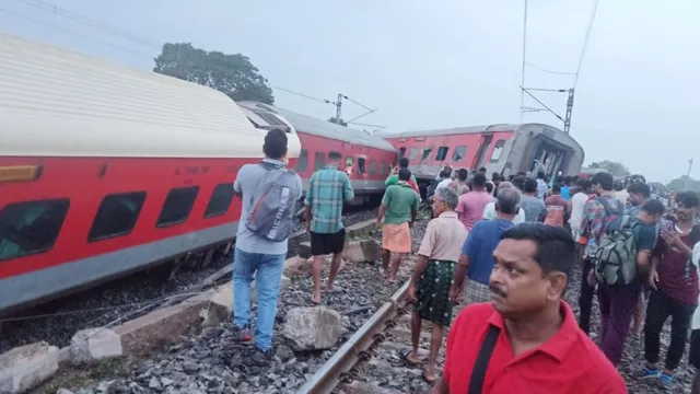 howara-mumbai-train-jharkhand-train-accident-chakradharpur-division-coaches-derail-indian-railways-ashwini-vaishnaw